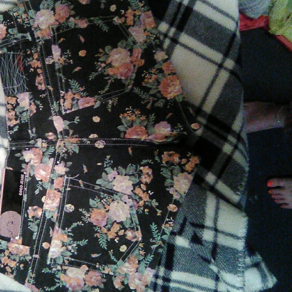 GoGo jeans floral shorts - Picture 2 of 6